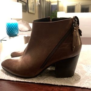 STEVE MADDEN JAYDUN COGNAC LEATHER ANKLE BOOTIES